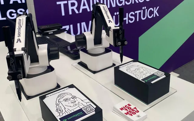 Nahaufnahme: Roboterarm zeichnet ein Porträt auf eine Karte